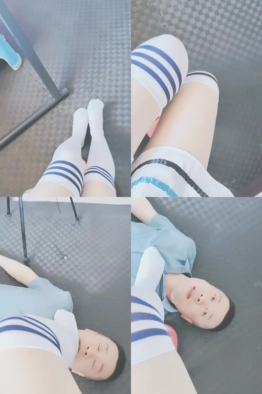 动漫女孩-及膝袜踩狗地毯