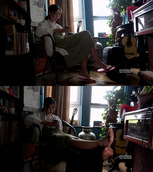 KM-萌萌展示性感裸足