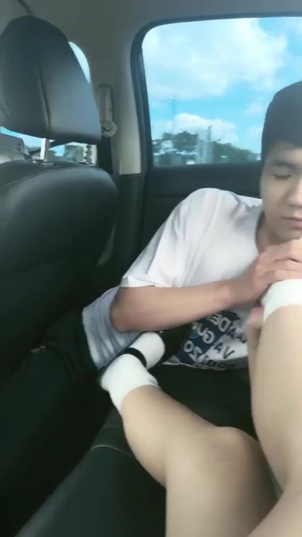 小恩S-车内当众玩虐抖M男友